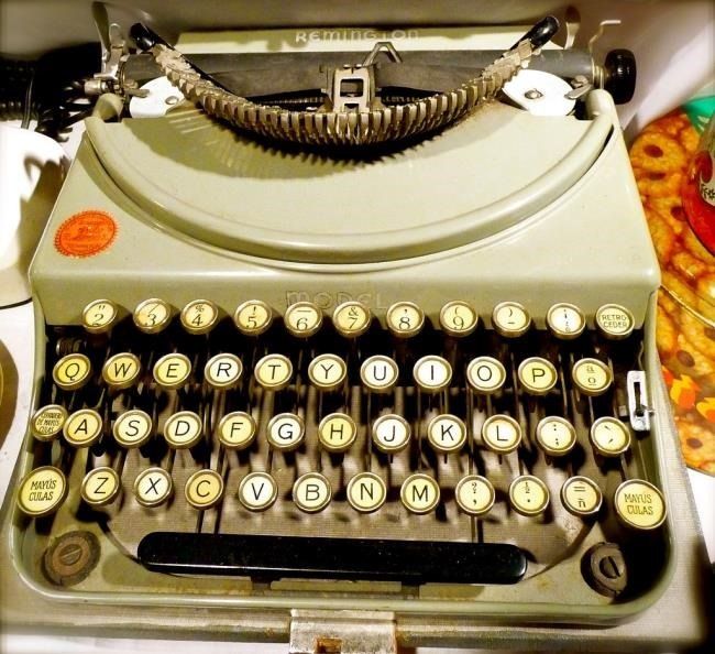 remington-typewriter-with-qwerty-layout