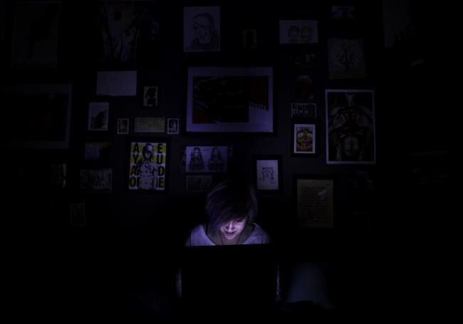 computer-blue-light-at-night-in-dark-room