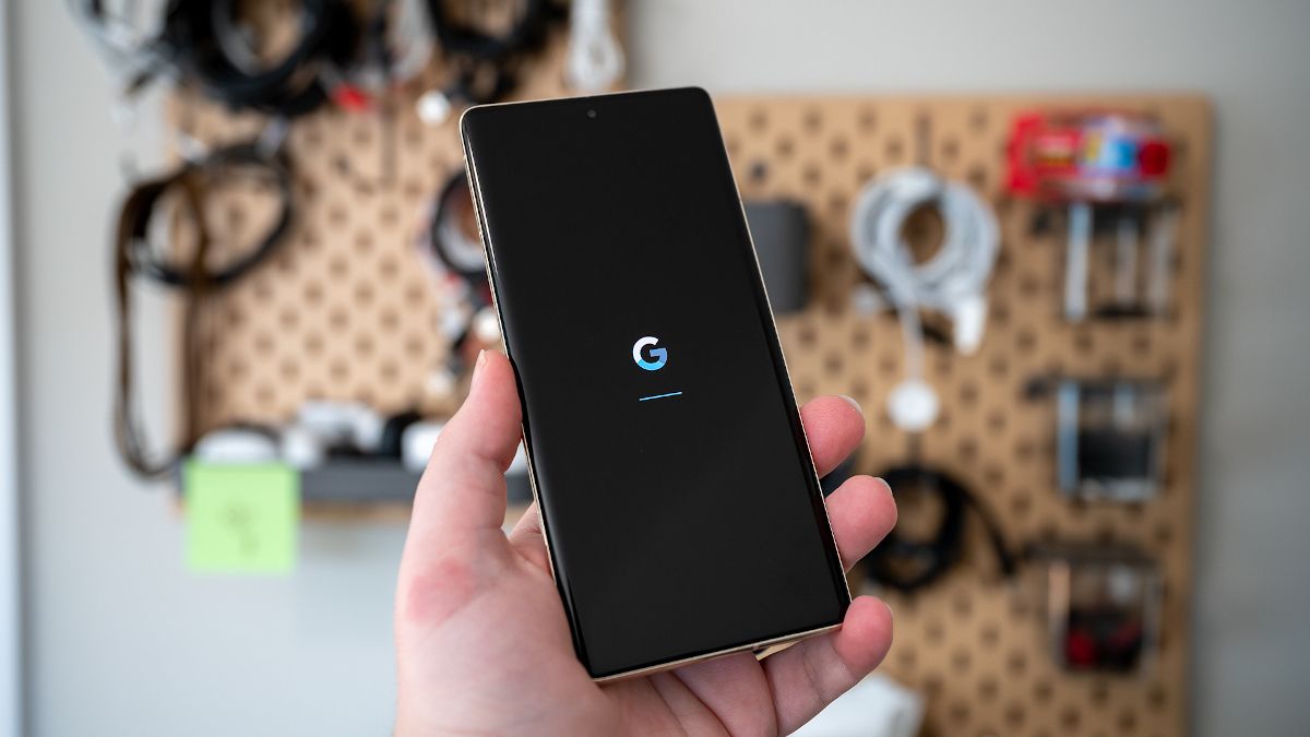 Google G logo seen during the Android 13 bootup screen on the Pixel 7 Pro