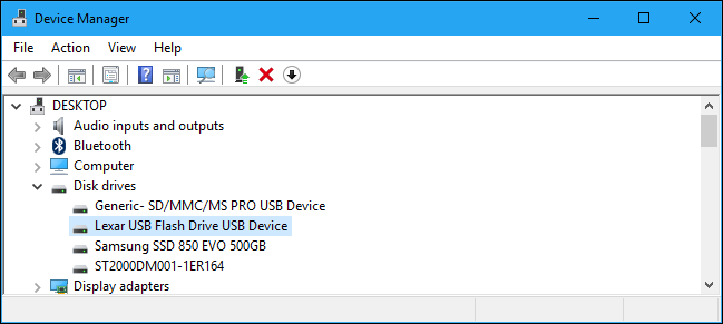 Device Manager, showing drives, including removable flash drives. 