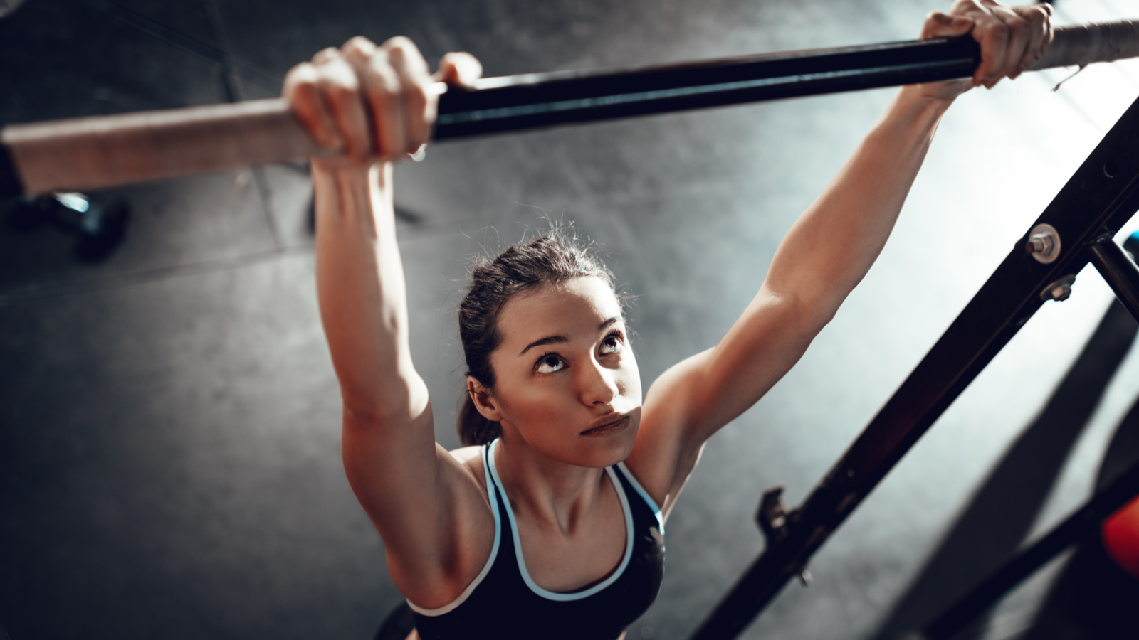 She s working out. Девушка на турнике. Девушка подтягивается. Подтягивания для девушек. Девушка подтягивается на турнике.