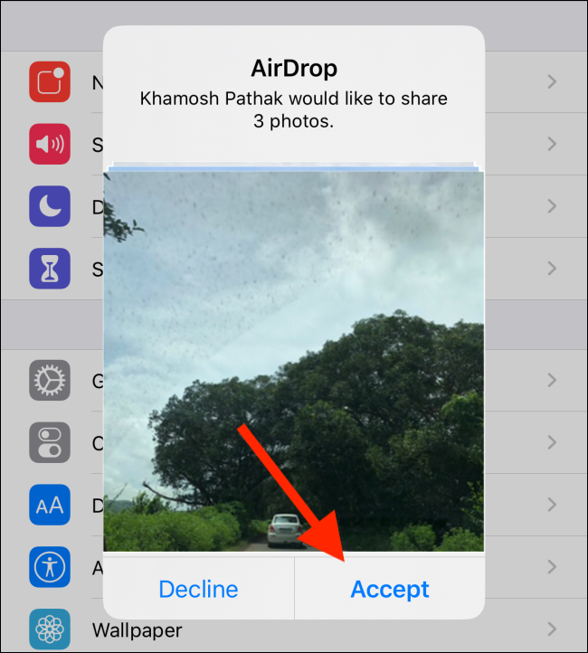 Tap on Accept to accept the AirDrop photo transfer