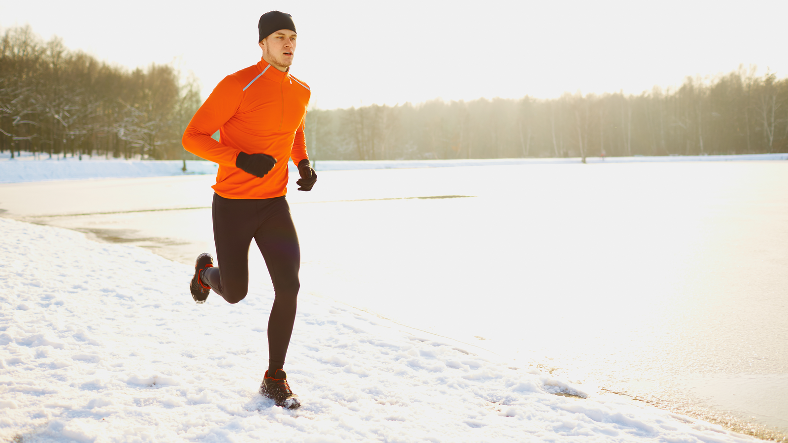 Зимний бег. Пробежка зимой. Тренировки зимой. Спортсмен зимой. Do sport the winter