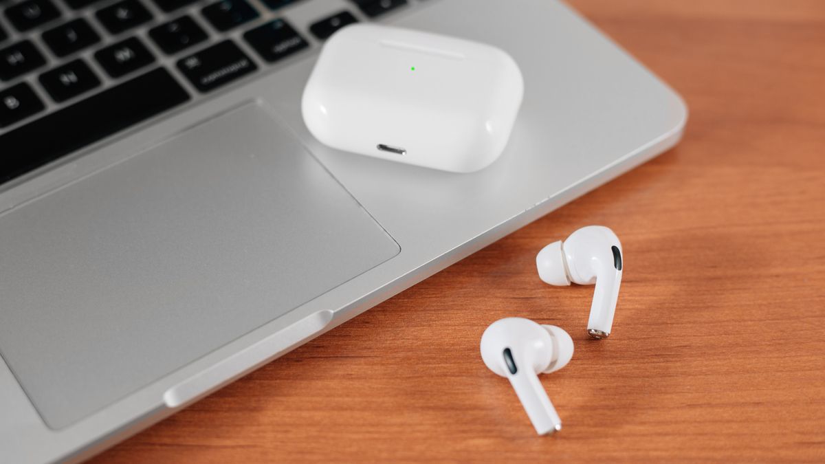 User connecting AirPods and AirPods Pro with Mac