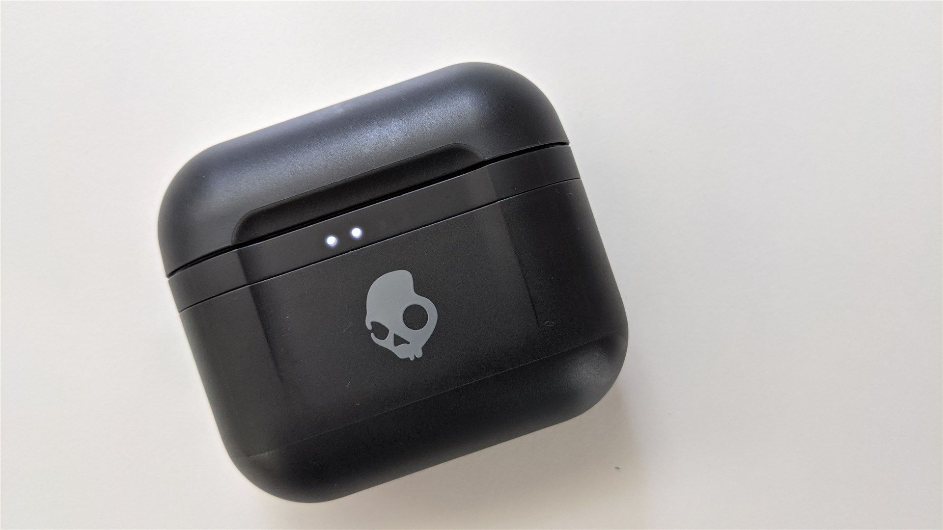 The Skullcandy Indy Fuel case with the charging indicator lights illuminated 