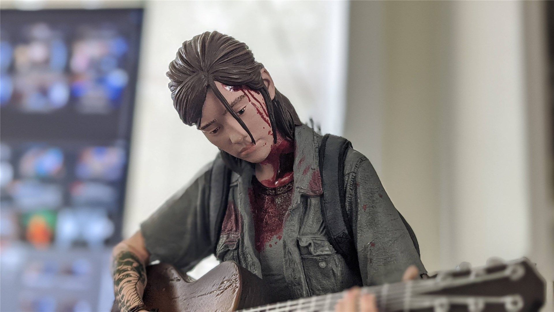 A portrait shot of the Ellie statue in The Last of Us Part II Collector's Edition box
