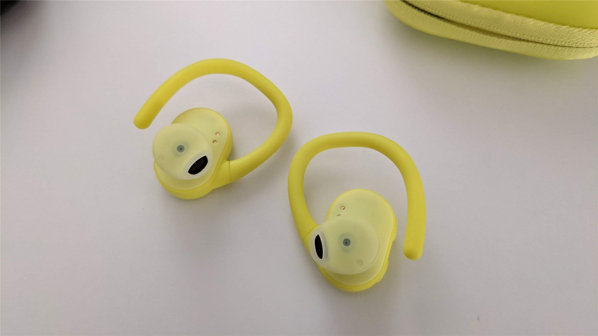 Showing the ear tip on the yellow Push Ultra