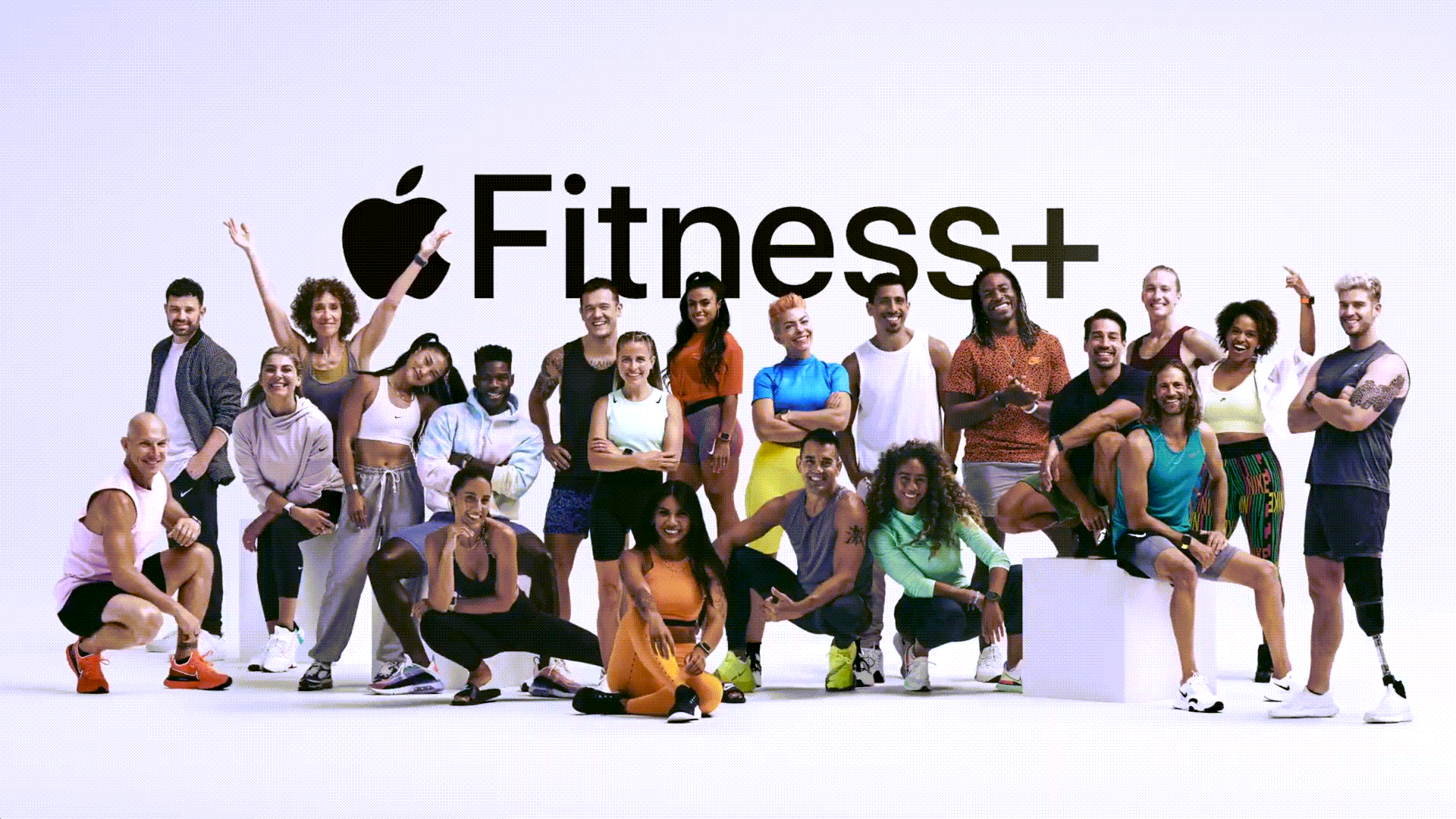 Группа персональных тренеров перед логотипом Fitness .