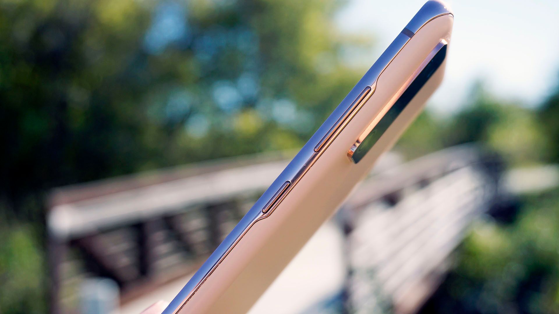 Galaxy S20 Fan Edition power and volume buttons
