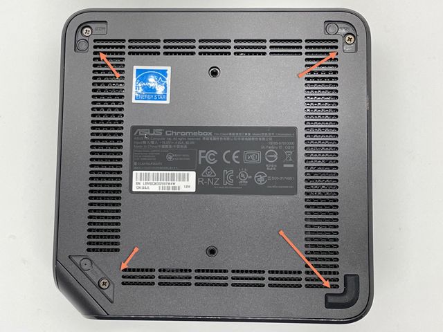 Photo of bottom of Chromebox with arrows pointing out where case screws are located