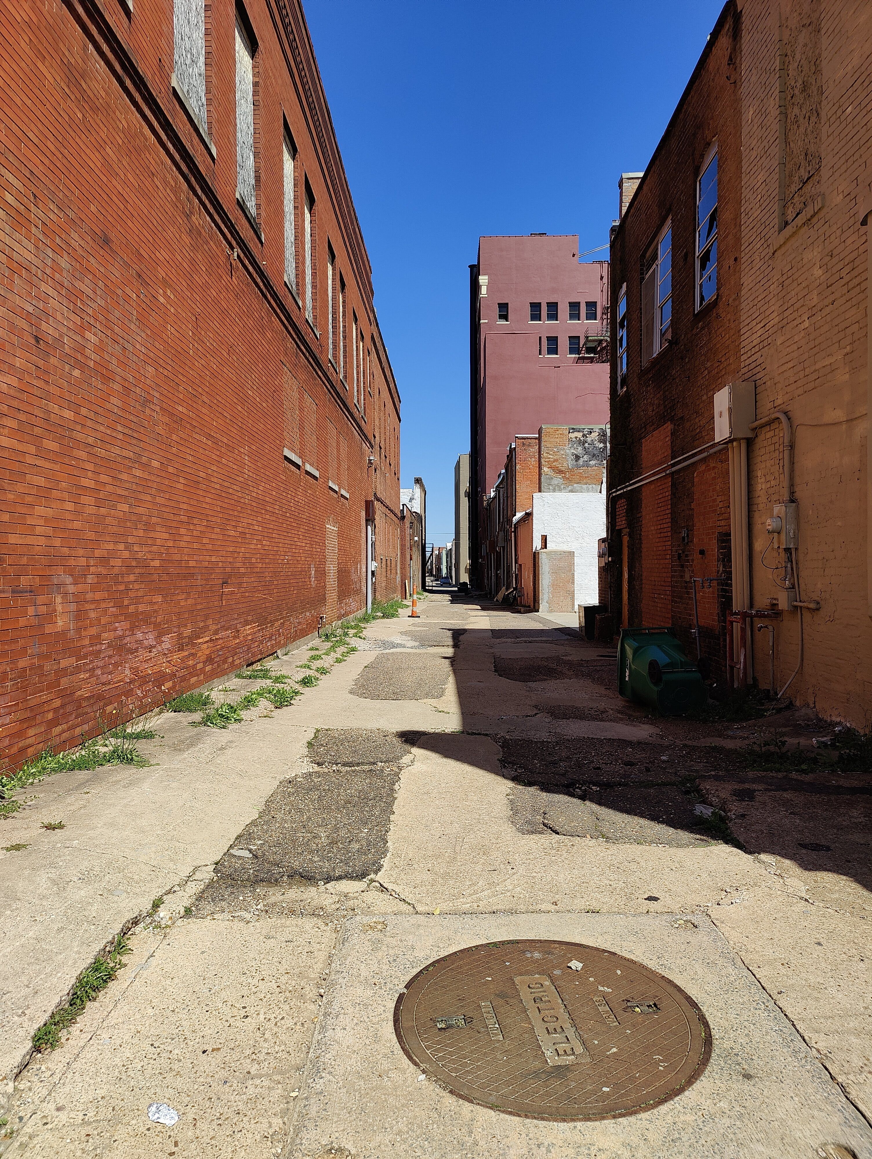 OnePlus 9 Pro Camera Sample: An alleyway shot with the main camera