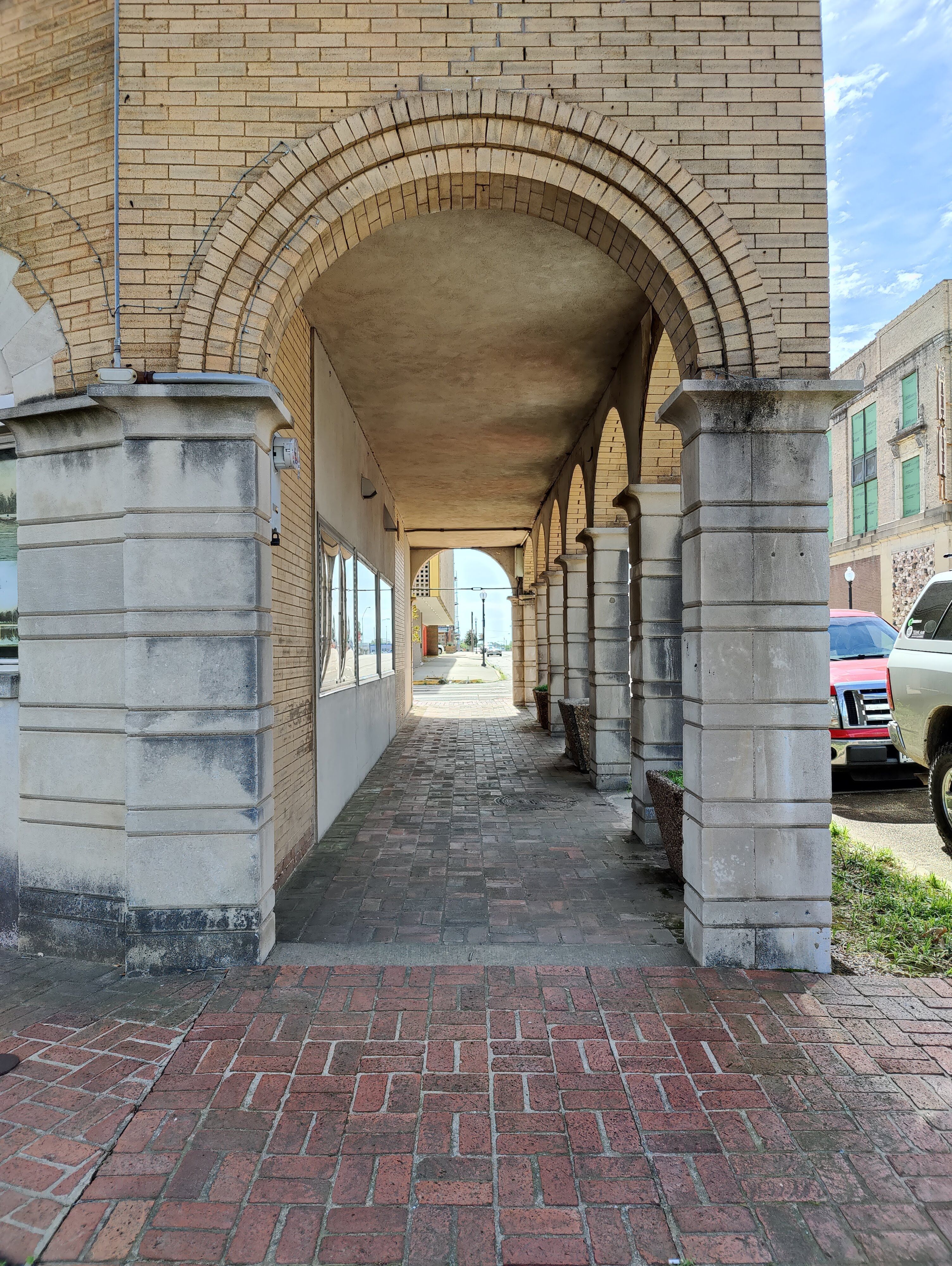 OnePlus 9 Pro Camera Sample: An archway on a walking path shot with the main camera