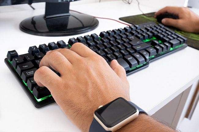 A PC gamer using the WASD keyboard layout and a mouse to play.