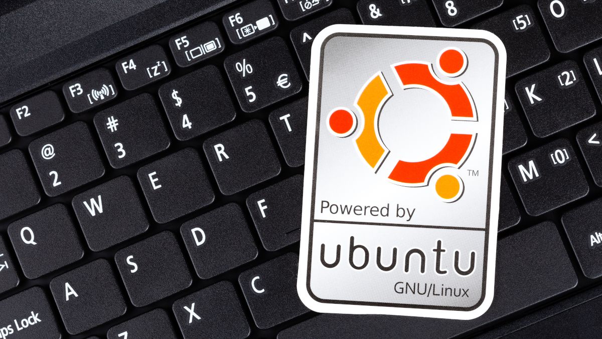 Powered By Ubuntu label on a black computer keyboard