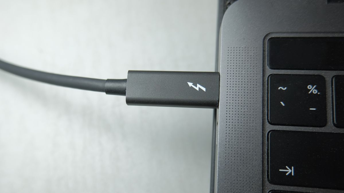 Thunderbolt 3 USB-C port connection power supply