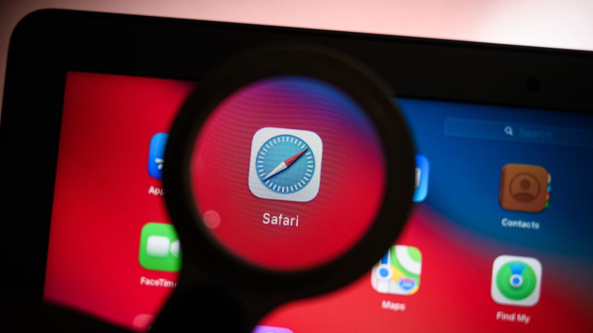 Magnifying glass highlighting Safari app on an iPad