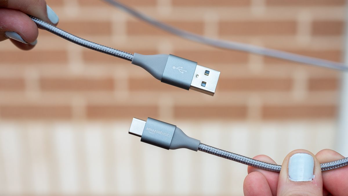 Person-holding-the-Amazon-Basics-USB-C-to-USB-A-cable