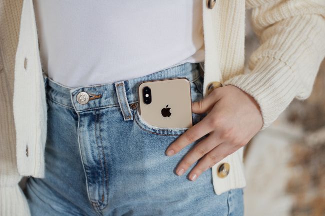 iPhone XS Gold in a girl's jean pocket