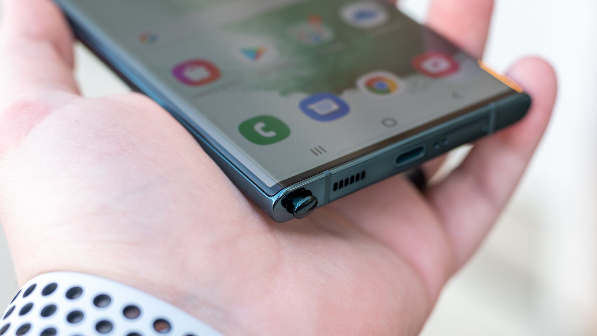 Samsung Galaxy S22 Ultra&rsquo;s S Pen sticking out of the phone