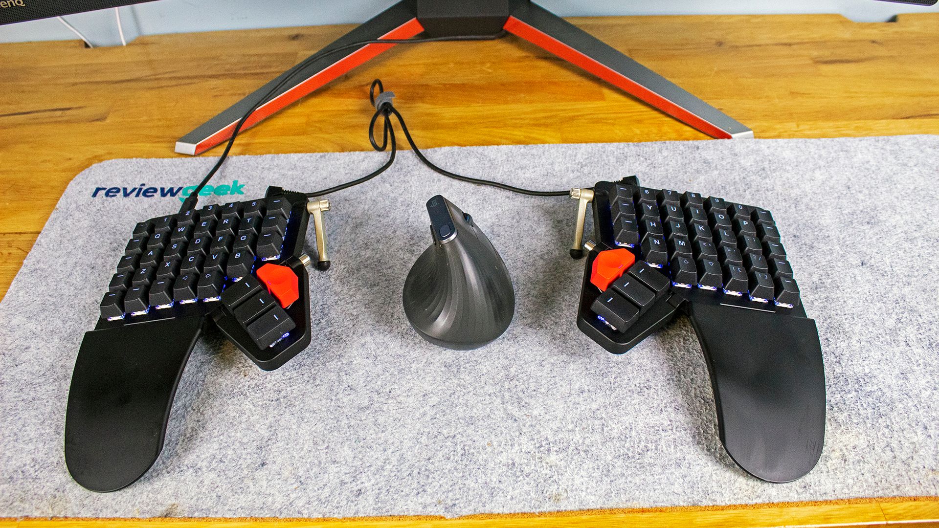 A Moonlander keyboard with a mouse between the two halves