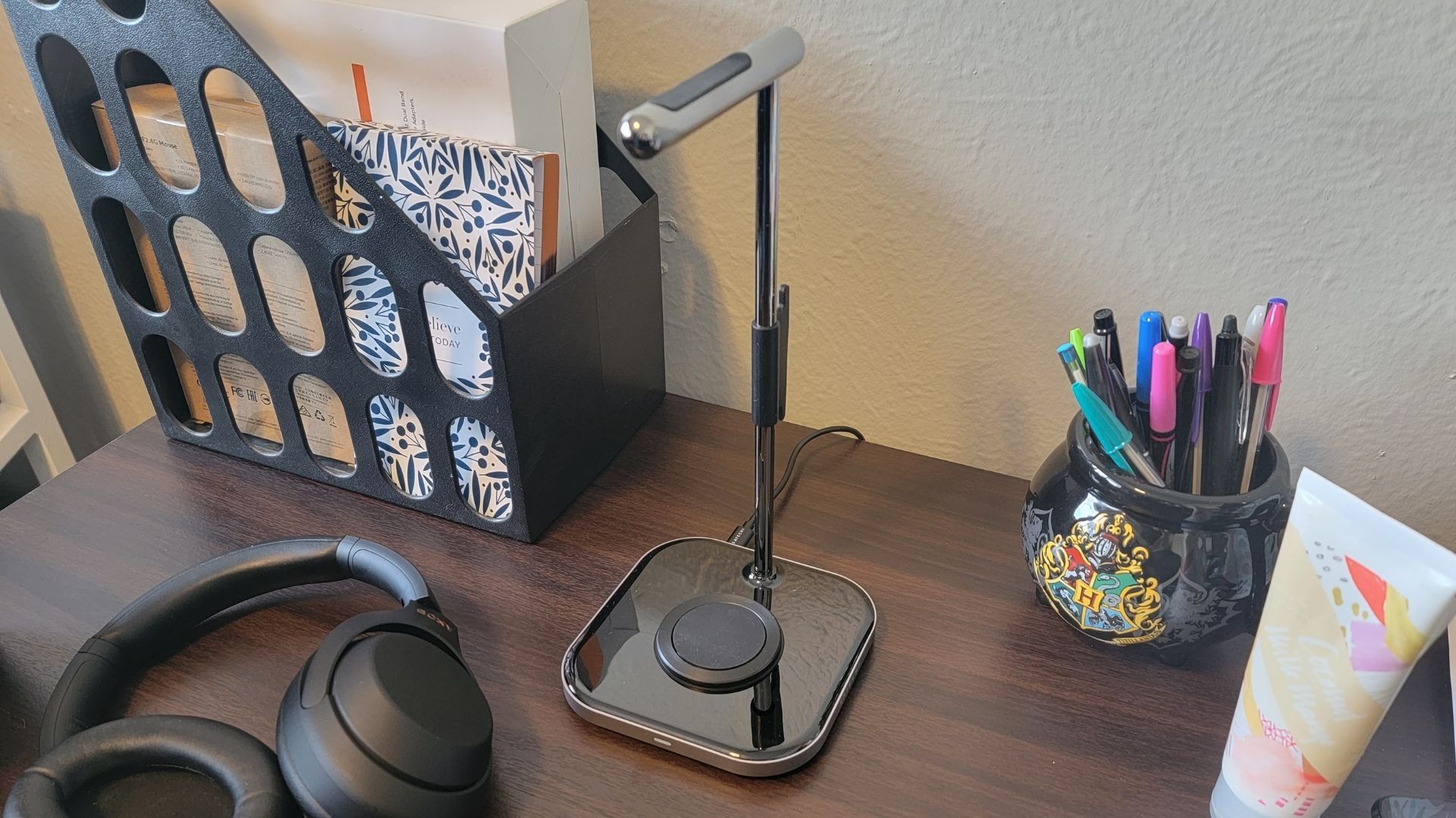 satechi's two in one wireless charging stand without any devices on it.