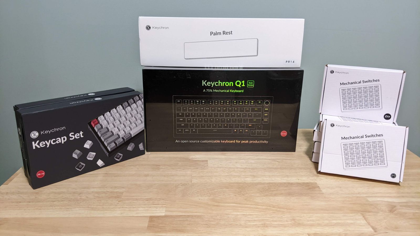 Keychron Q1 box with various accessories.