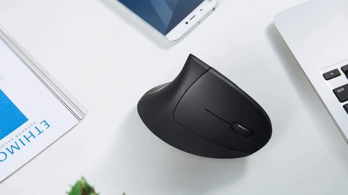 Anker Vertical mouse on desk