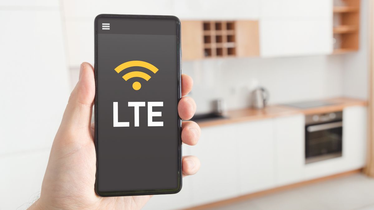A smartphone in hand showing the LTE connection symbol.