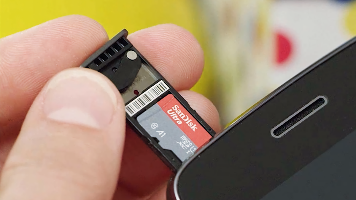 Pulling inserting SanDisk Ultra microSDXC Card into a smartphone