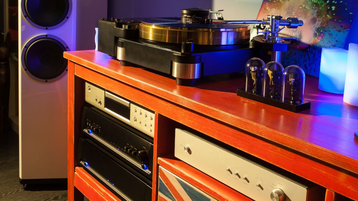 High-end stereo system with a turntable, preamplifier, power amplifier, phonoamplifier, and CD player.