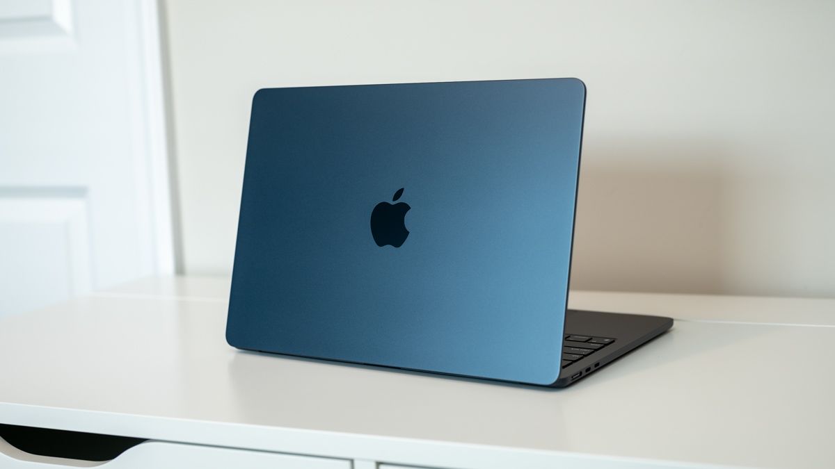2022 M2 Apple MacBook Air sitting on a desk