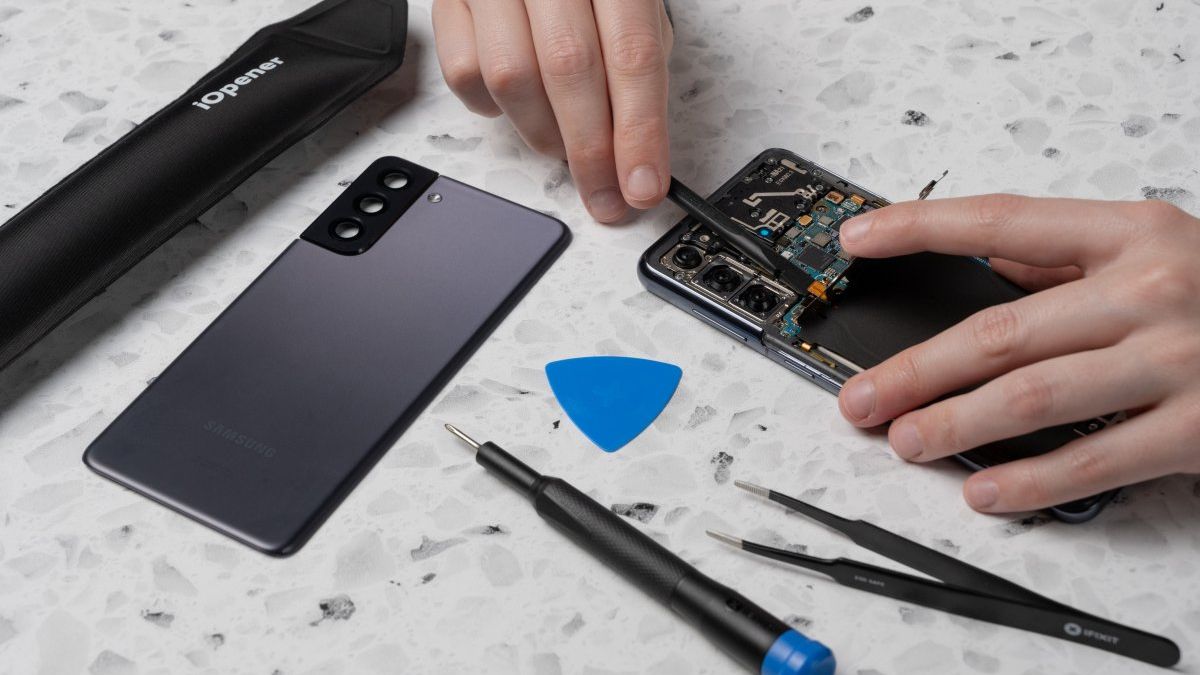 Repairing a Samsung Galaxy S21