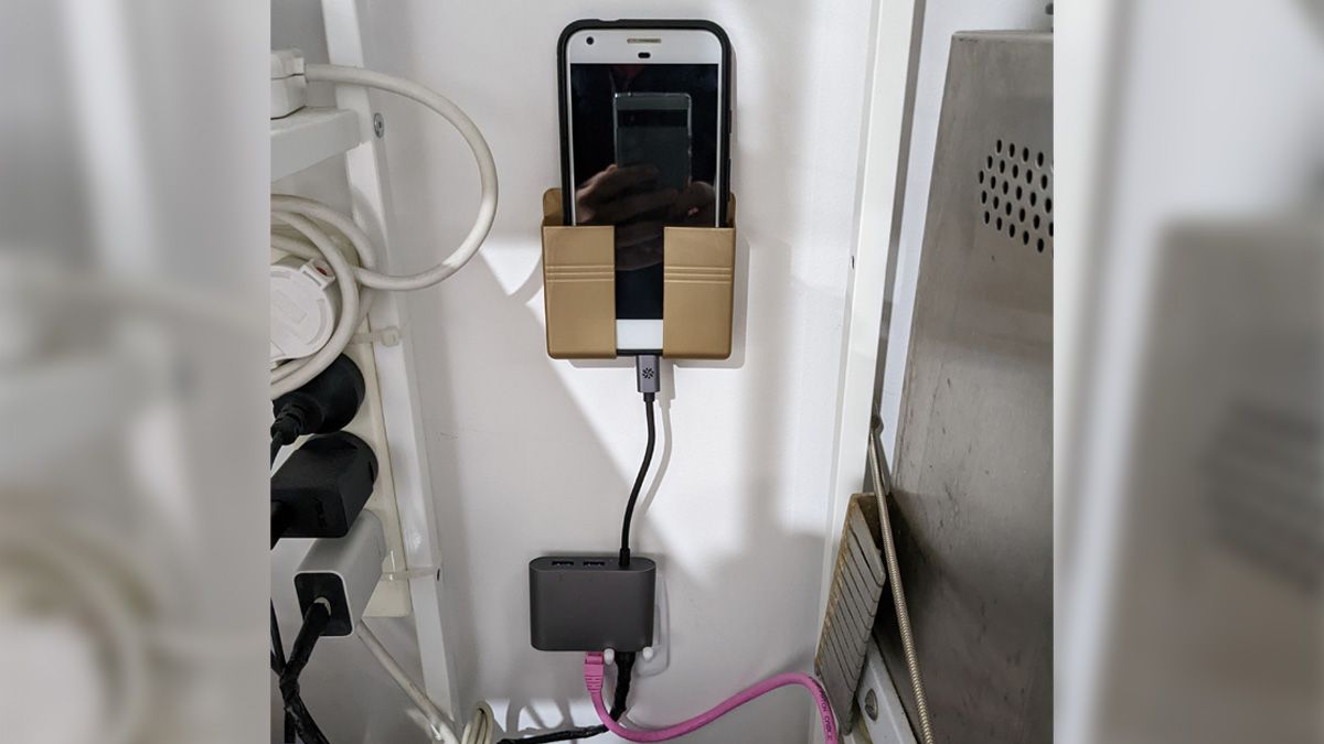 Photo of a Pixel phone in a closet, connected to a USB hub