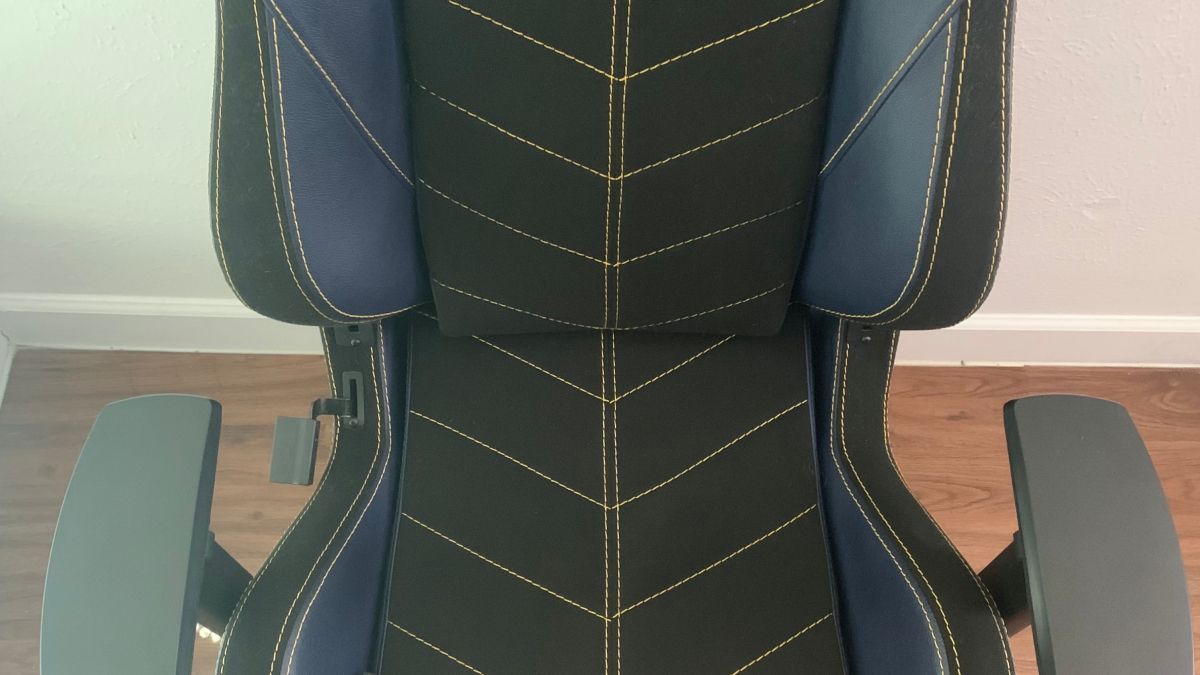 Vertagear SL5000 misaligned stitches on seat cushion