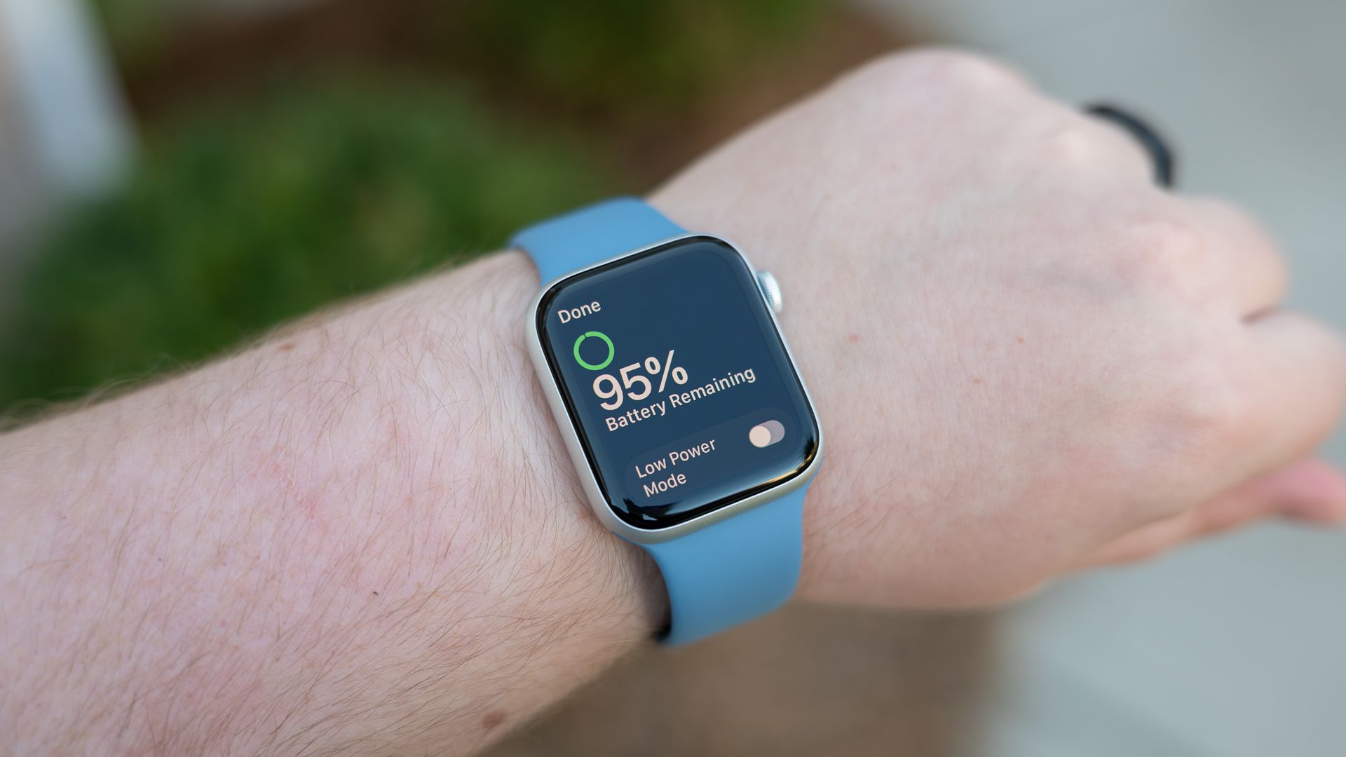 Apple Watch SE 2022 displaying its battery percentage