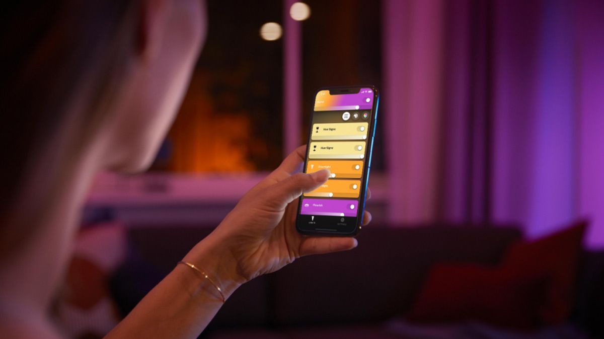 A person using a the Philips Hue app.