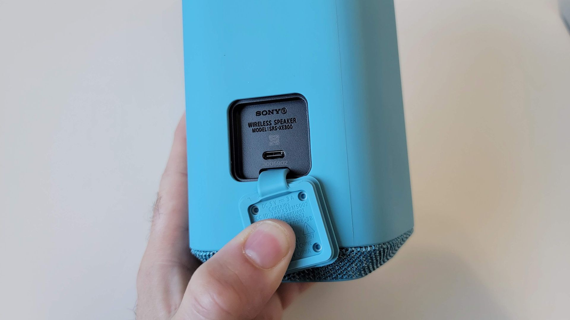 Sony XE300 USB-C charging
