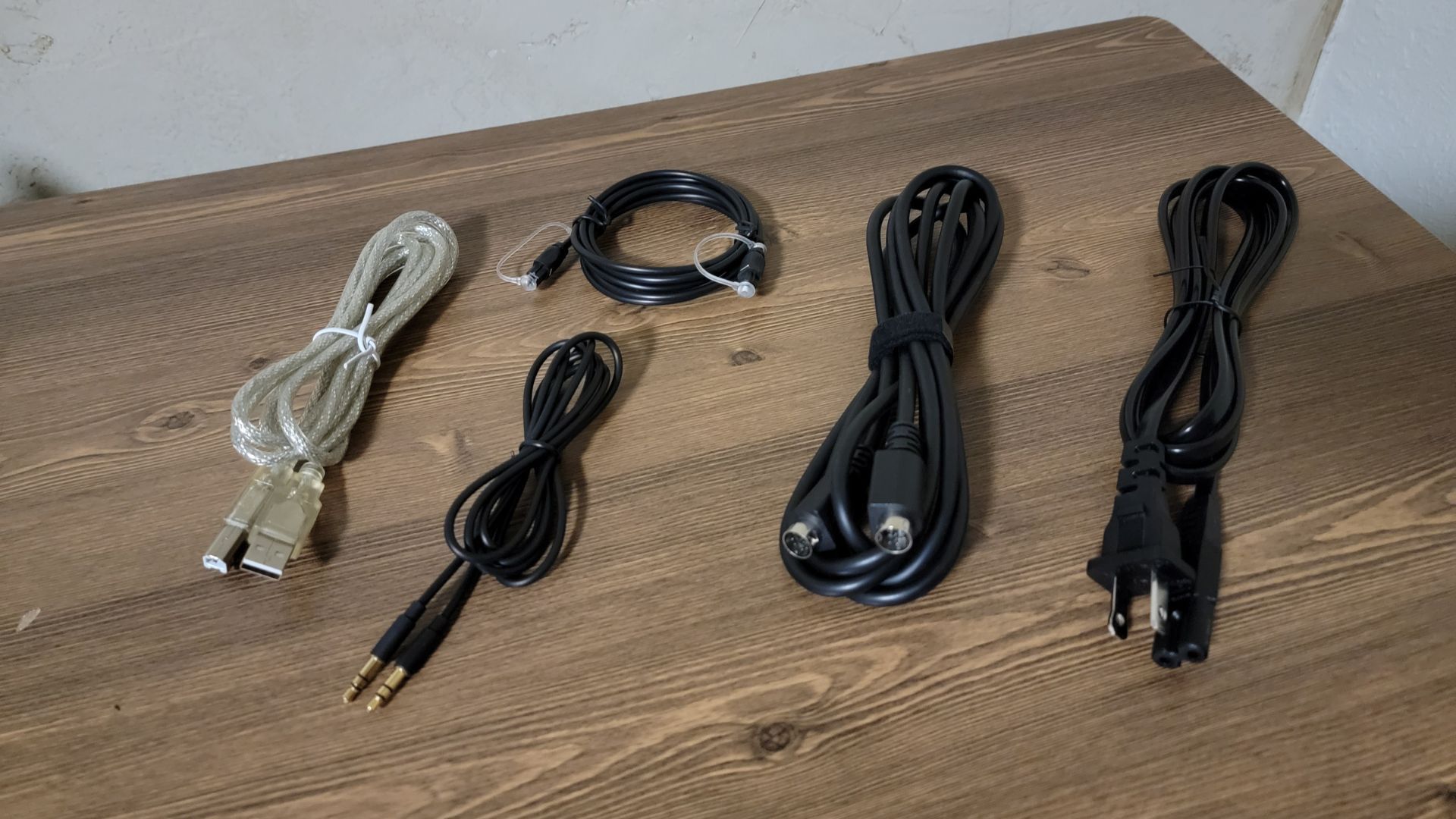 Edifier HECATE G5000 gaming speakers included USB, audio, and power cable