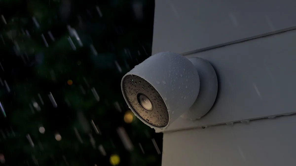 A Nest battery-powered camera out in the rain, showing off its water-resistance.