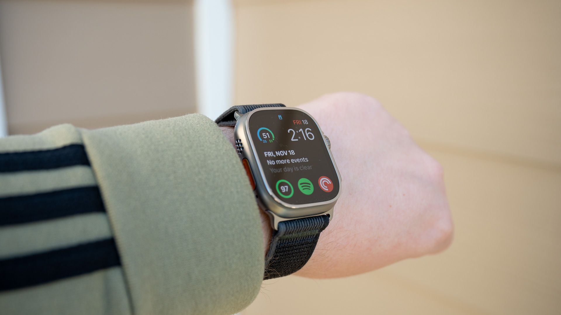 Personne portant l'Apple Watch Ultra avec le bracelet Trail Loop