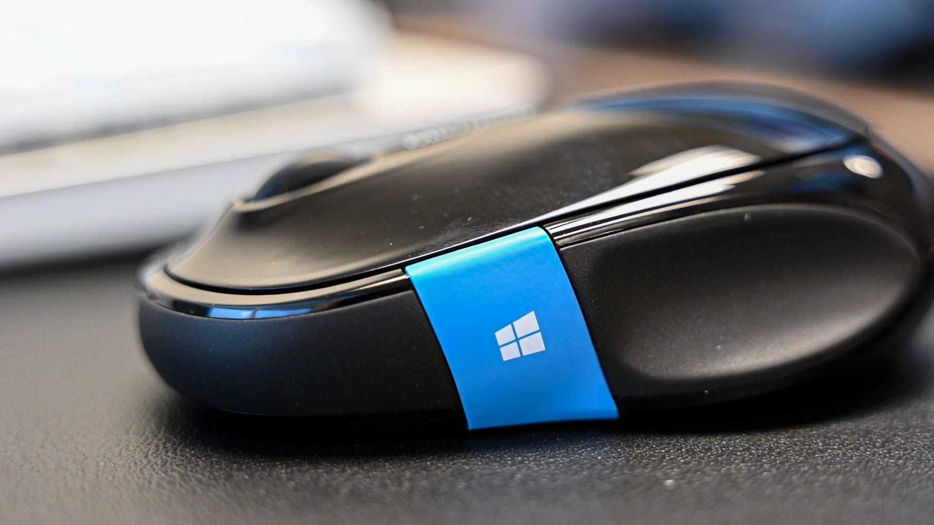 Microsoft Sculpt Comfort Mouse (BEST Bluetooth Mouse For Windows 7