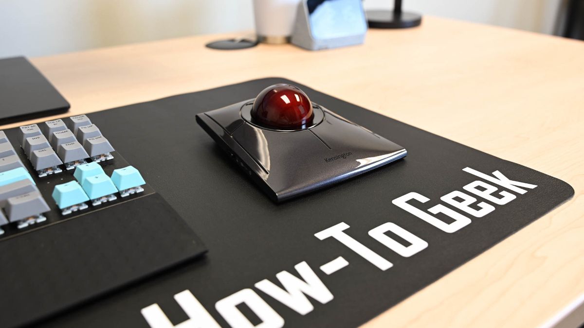 Kensington SlimBlade Pro Trackball on a How-To Geek mat.