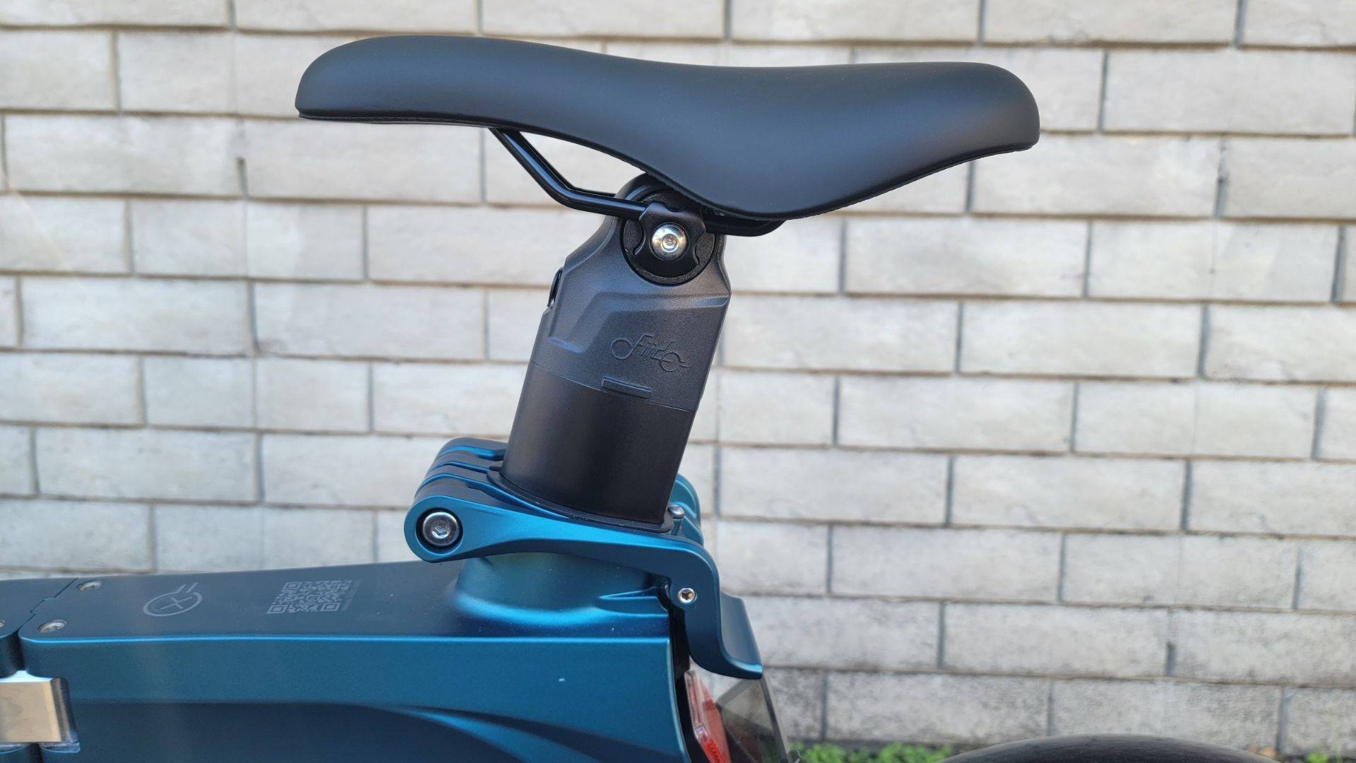 side view of fiido x folding e-bike seat