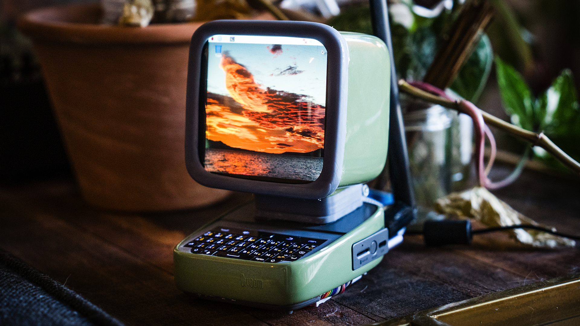 Check Out This Itsy-Bitsy Retro Raspberry Pi Desktop