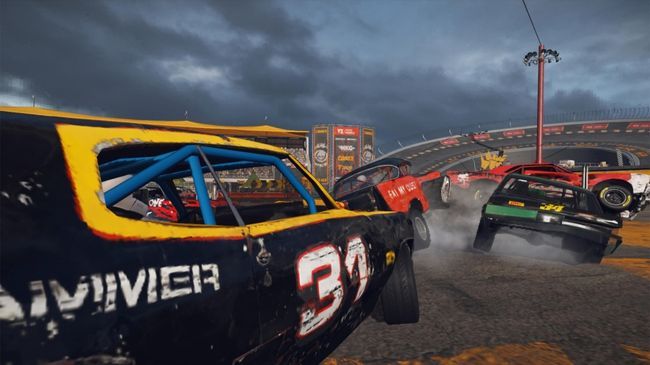 Wreckfest Mobile screenshots showing cars racing and smashing into each other.