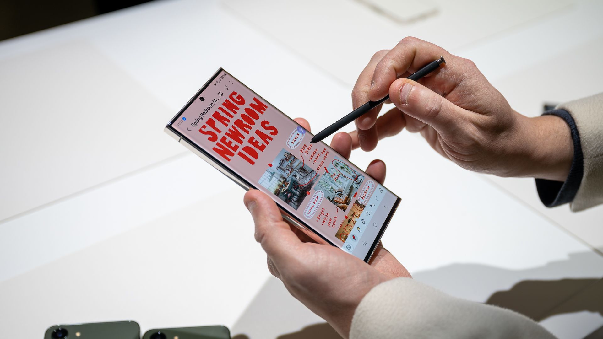 Person using the S Pen with the Samsung Galaxy S23 Ultra