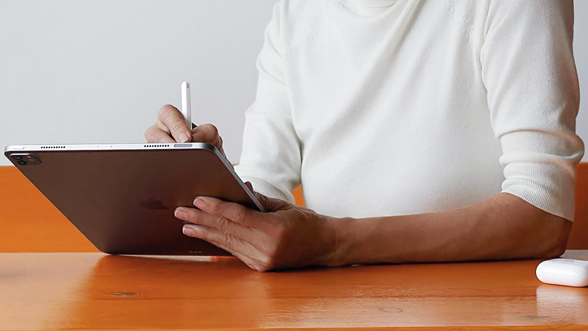 Person writing on an Apple iPad Pro 2022 11-Inch with an Apple Pencil
