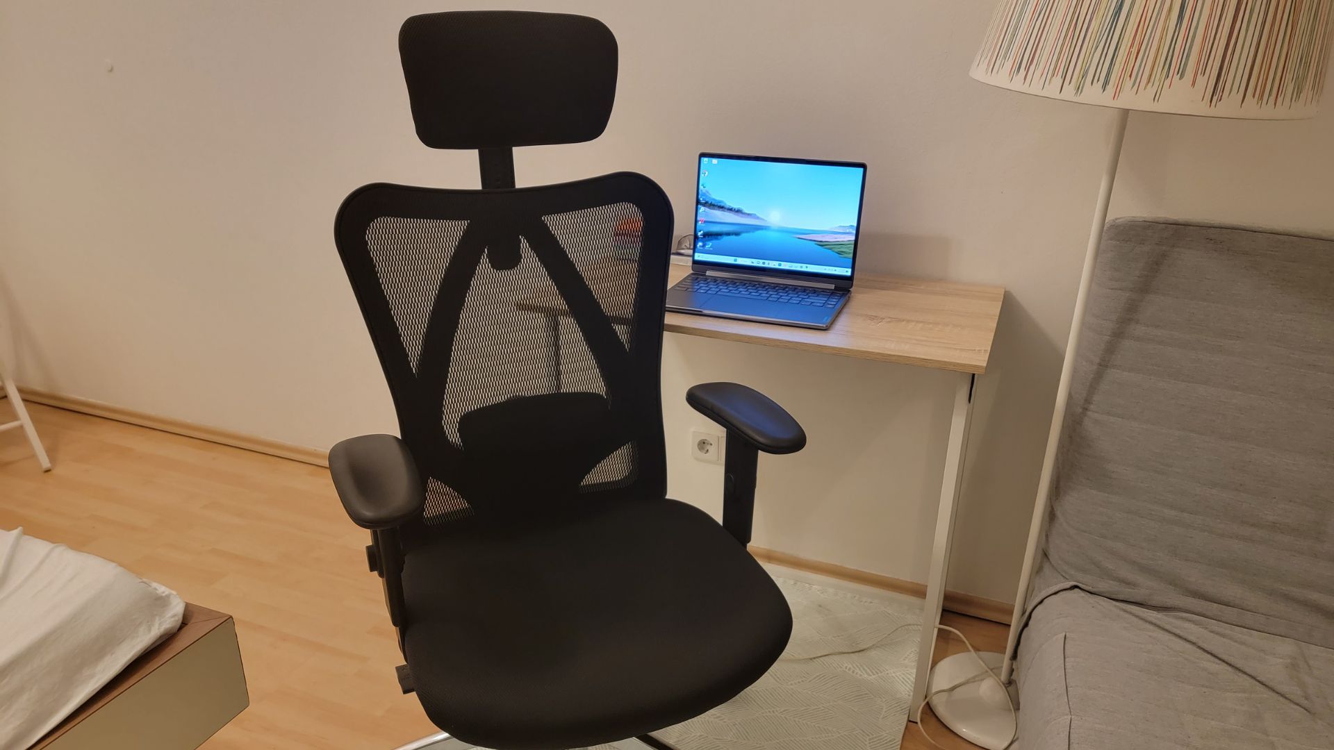 Front view of the SIHOO M18 office chair