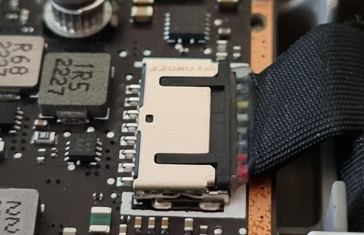 Reconect the battery before putting back the board shield; be sure that the battery connector is fully inserted into the slot