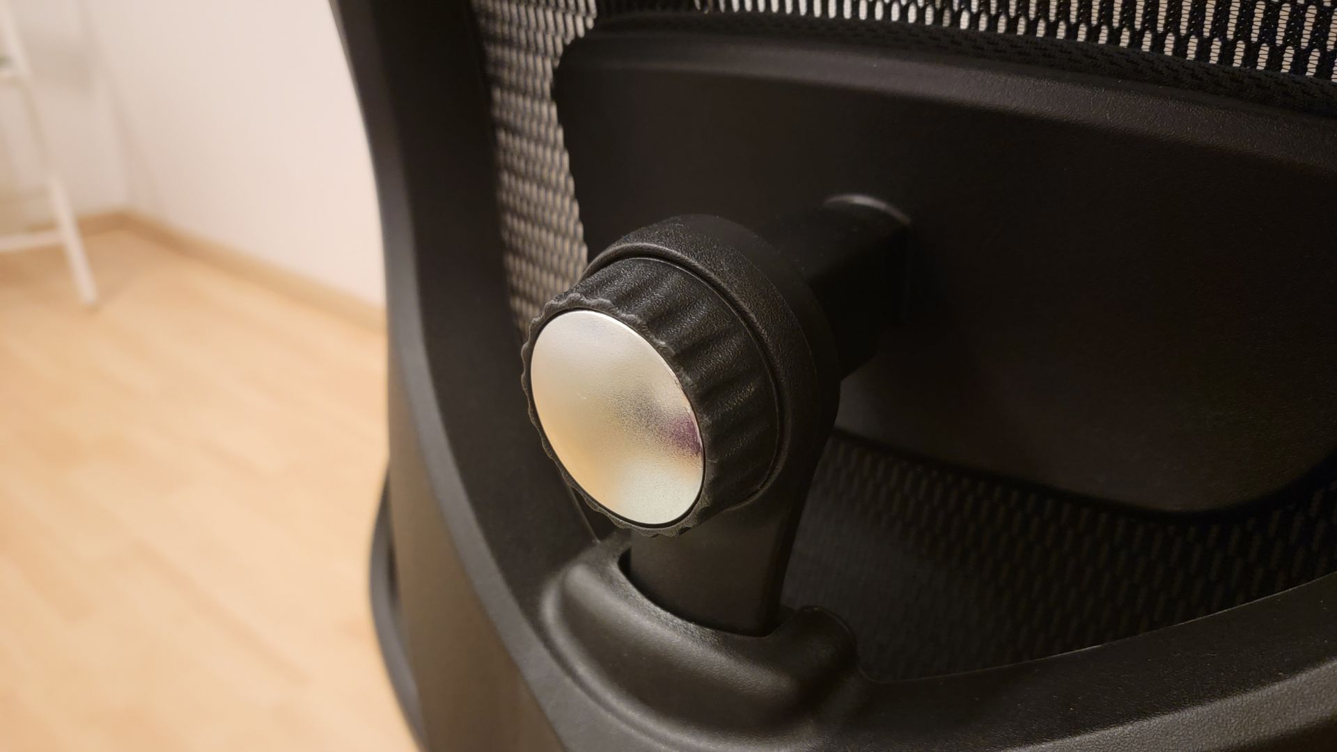 Closeup on the SIHOO M18 office chair adjustable lumbar support